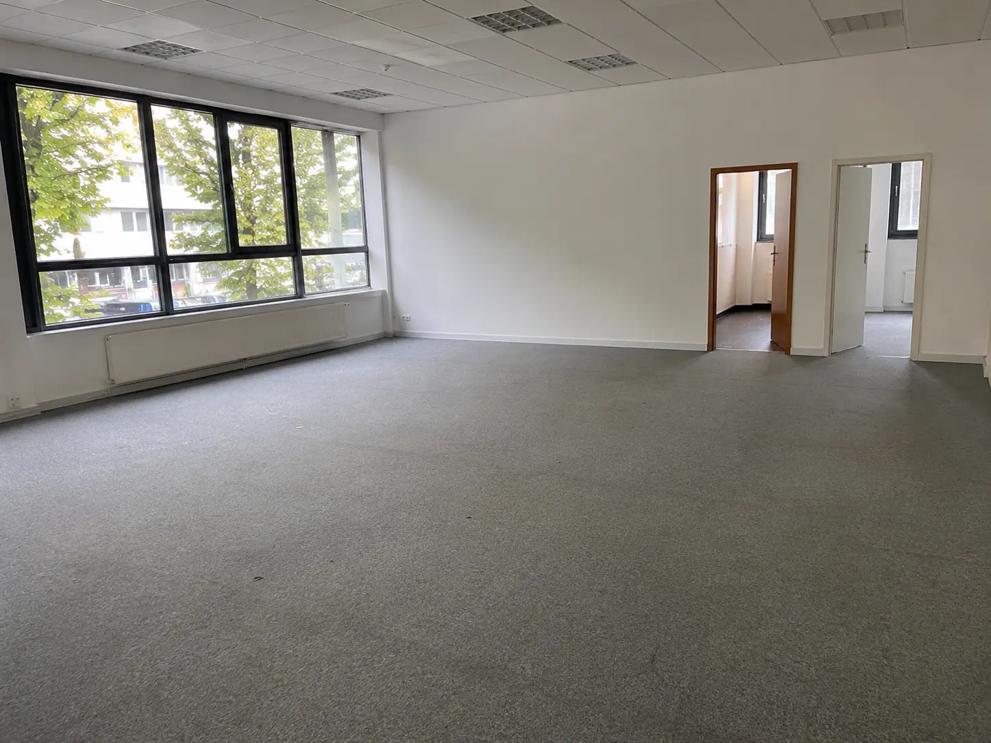 Leerstehendes Büro nach professioneller Unterhaltsreinigung: Gebäudereinigung in Kassel